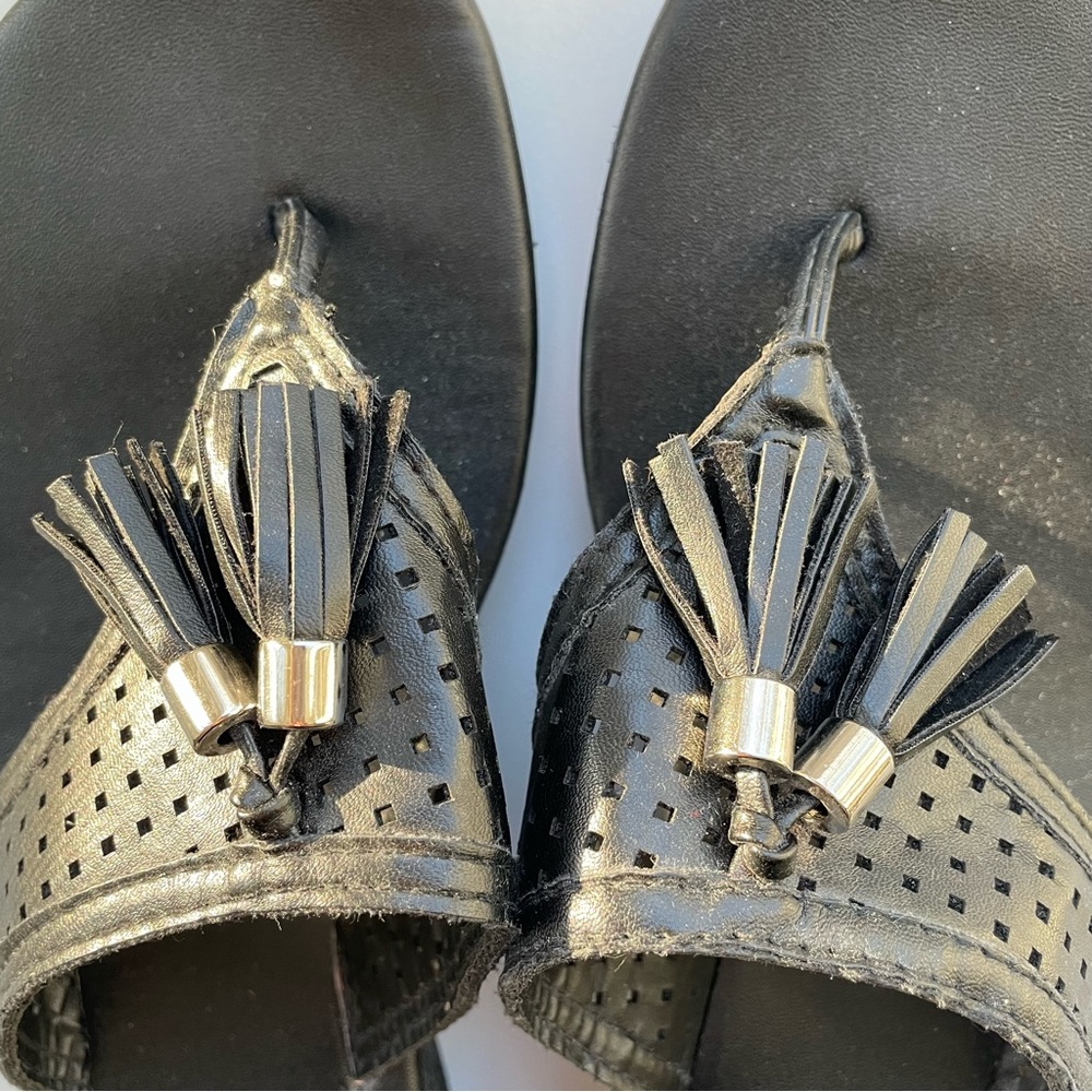 Dooney & Bourke Women’s Black Wedge Sandals Tassel Silver Band Wedge Heel Sz 8 - Picture 3 of 7